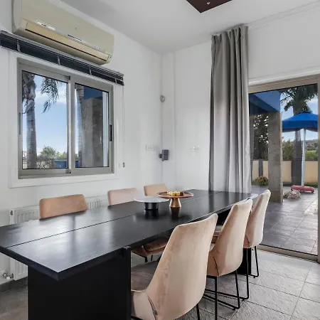 Villa Sanders Governor's House - Charming 3-bedroom With Sea View Pentakomo